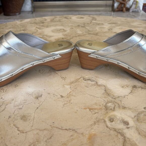 NWOT Gap Silver Faux Leather Clogs - Picture 10 of 12